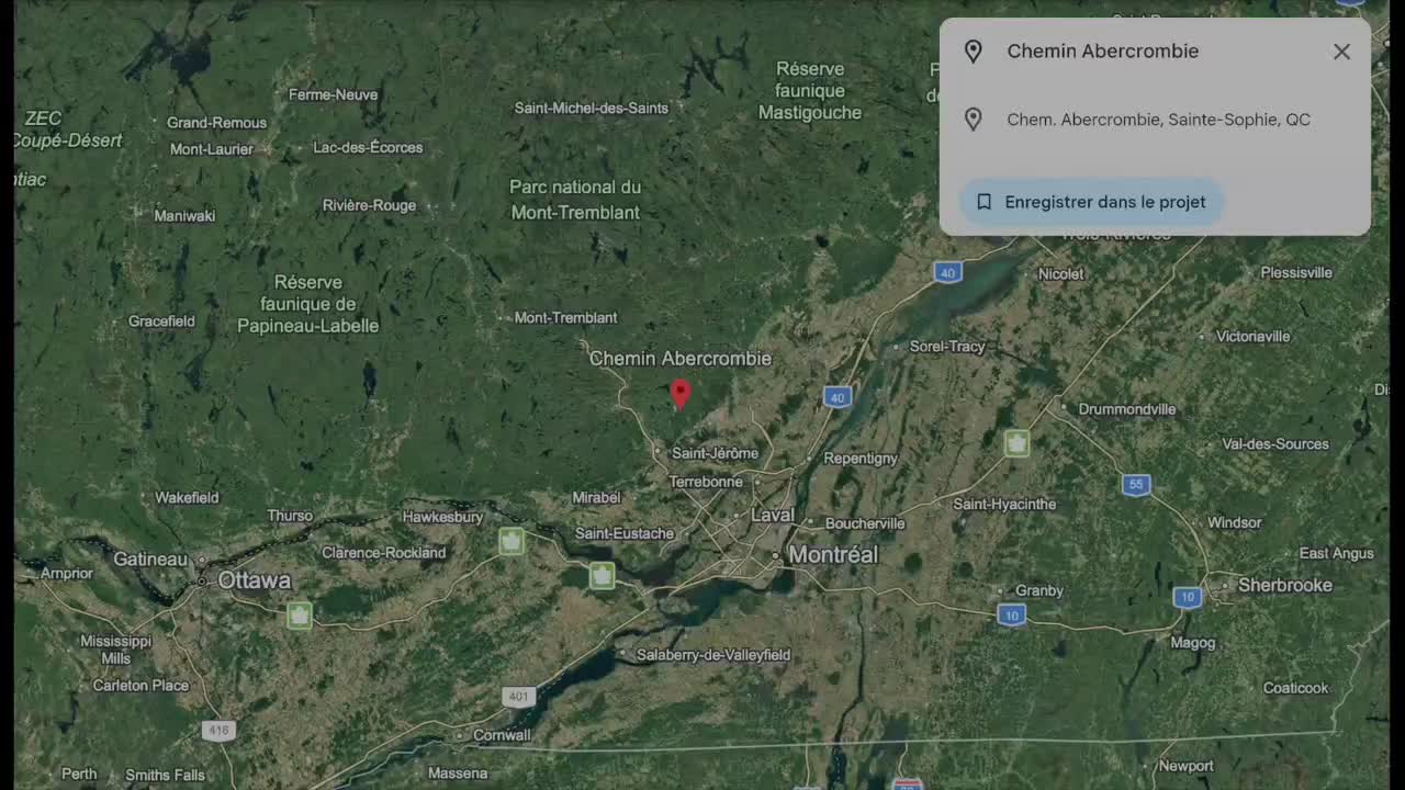 Vue drone du terrain boisé bordé par la rivière Abercrombie